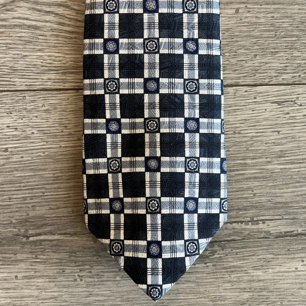 Claiborne Men’s Neck Tie Navy Blue Plaid Geometric Abstract Silk Workwear Dressy